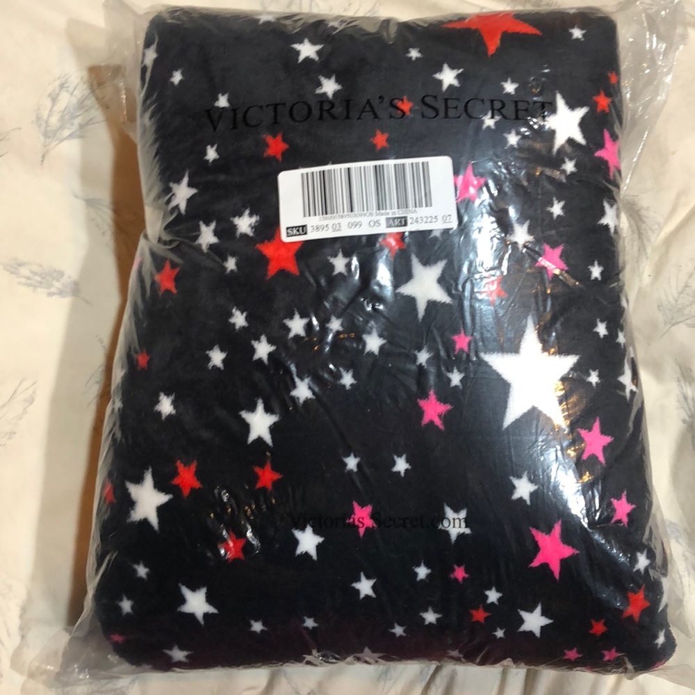 VS plush/sherpa throw - brand new in packaging - Picture 5 of 5